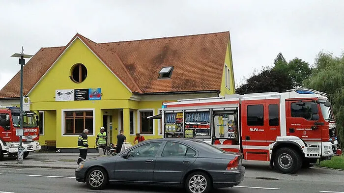 17 Feuerwehrleute konnten den gelegten Brand löschen
