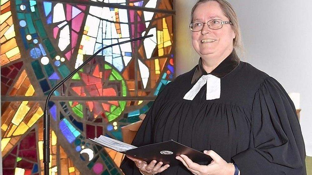 Pfarrerin Barbara Schildböck lädt am Karfreitag und Ostersonntag zu Gottesdiensten ein