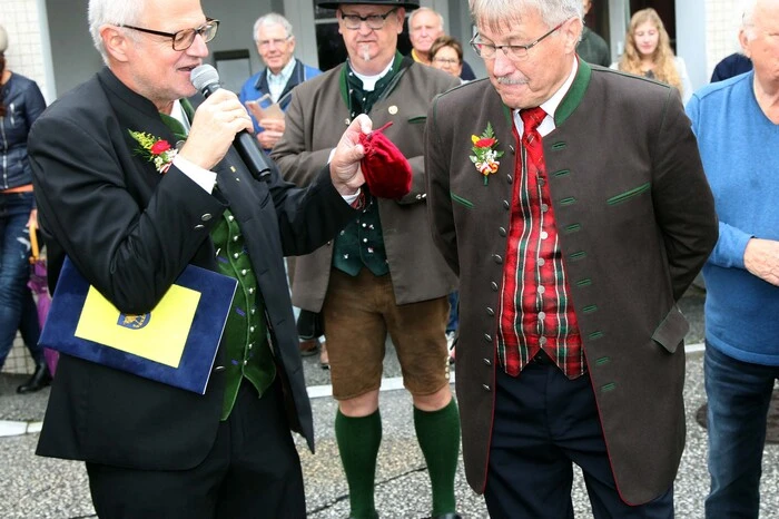 Traditionelle Pachtzinsübergabe: Von links: Marktmeister Arthur Ottowitz mit Bleiburgs Bürgermeister Stefan Visotschnig