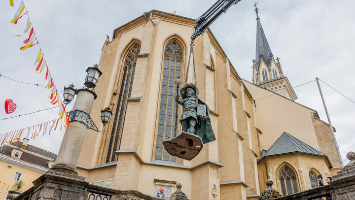 Während die Stadt noch schlief, wurde die 600 Kilogramm schwere Statue Freitagfrüh auf ihren Platz gehoben.