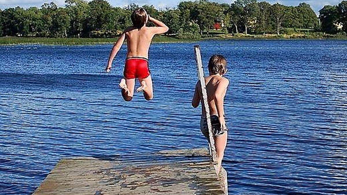 Kinder haben die Möglichkeit, den Freischwimmer oder den Fahrtenschwimmer zu machen (Sujetbild)