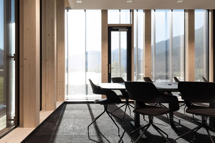 Holzbaupreis - Vertikal, Bürogebäude SteinfeldUrteil der Jury:Die generelle Abstraktion des Baukörpers mittels vertikaler vorvergrauter Holzlamellen als Diffusor für Licht und Blicke und der horizontalen Deckenränder wirkt nicht nur angemessen zurückhaltend, sondern vermittelt auch das Image technischer Kompetenz. Konsequent sichtbare Technik und eine holzbaugerechte Detaillierung setzen diesen Eindruck im Inneren fort. 