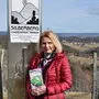 Autorin Claudia Rossbacher mit ihrem neuen Roman "Steirerrausch", der in den Kitzecker Weinbergen spielt