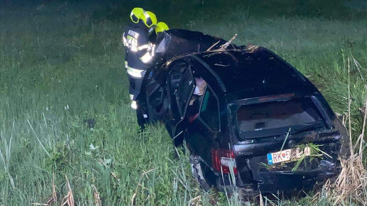 FF Liezen beim Einsatz: Ein Fahrzeug war 150 Meter über eine Böschung gestürzt