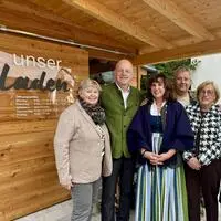 Bei der Eröffnung des neuen Diakonie-Ladens durften Andrea Stieg (Regionalleiterin, 3. v. l.) und Cornelia Schlömicher (Leitung Arbeit und Assistenz, r.) zahlreiche Ehrengäste, u. a. Bürgermeister Hermann Trinker (2. v. l.), begrüßen
