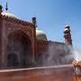 Arbeiter desinfizieren die Badshadi Moschee im pakistanischen Lahore