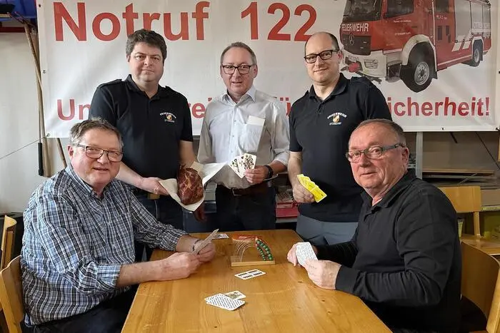 So konnten Wehrkommandant Hans-Jörg Wagner und sein Stellvertreter Martin Stefan am Kartentisch auch Bürgermeister Ewald Deimel, Altbürgermeister Josef Haberl oder Bereichsfeuerwehrkommandant Gerald Derkitsch mit Bereichsfeuerwehrkommandant-Stv. Gerhard Engelschall begrüßen.