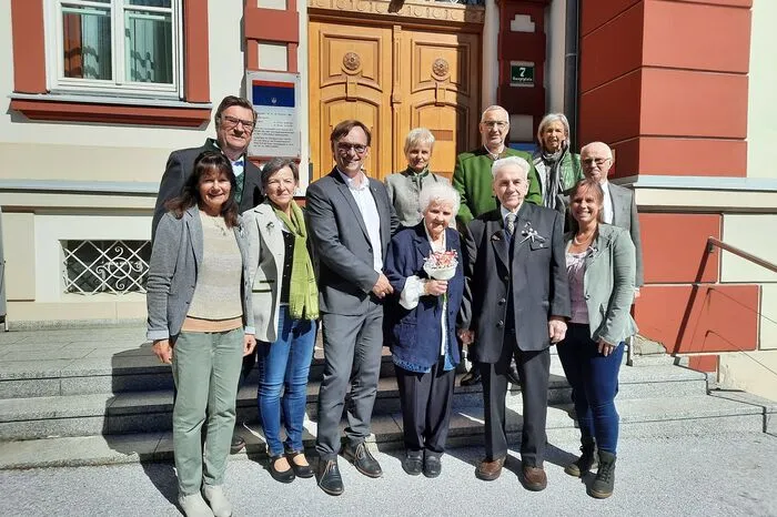 Im Kreise der engsten Freunde feierte das Ehepaar ihre "Kronjuwelen-Hochzeit".