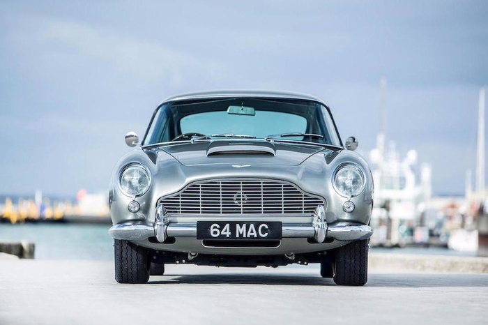 Der DB5 blieb sechs Jahre lang in seinem Besitz und war ursprünglich Sierra-Blau mit schwarzem Interieur.