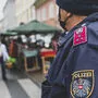Auf dem Benediktinermarkt in Klagenfurt gibt es zeitweise auch während der Lockdowns ein dichtes Gedränge, daher ist auch die Polizei oft vor Ort