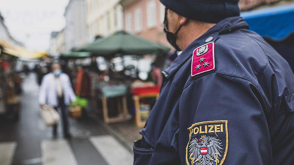Auf dem Benediktinermarkt in Klagenfurt gibt es zeitweise auch während der Lockdowns ein dichtes Gedränge, daher ist auch die Polizei oft vor Ort