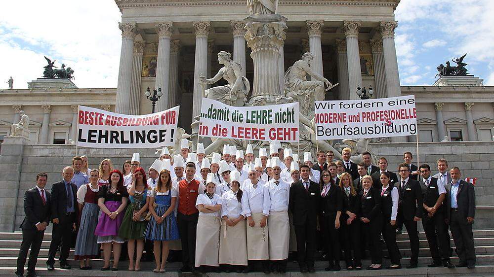 Demonstration der Kärntner Tourismusschüler vor dem Parlament in Wien im Sommer 2014: Bürgerinitiative zur Verbesserung der Ausbildung