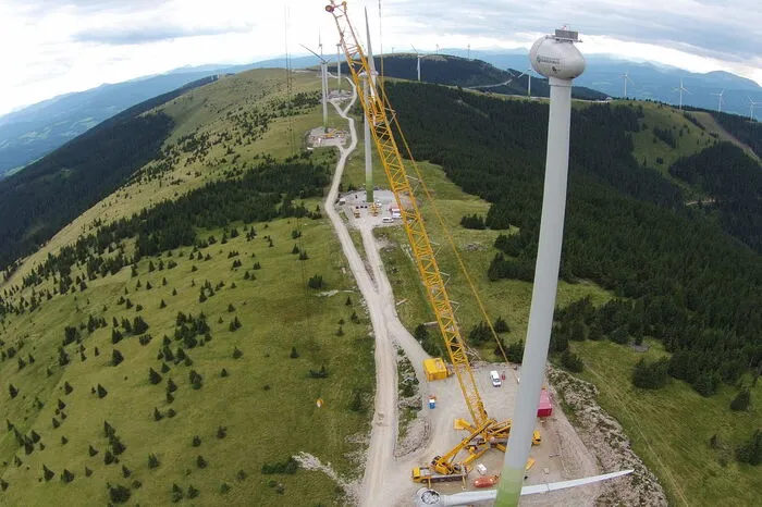 Der Standort liegt auf rund 1.600 Meter Seehöhe und zeichnet sich durch sein starkes Windaufkommen aus.
