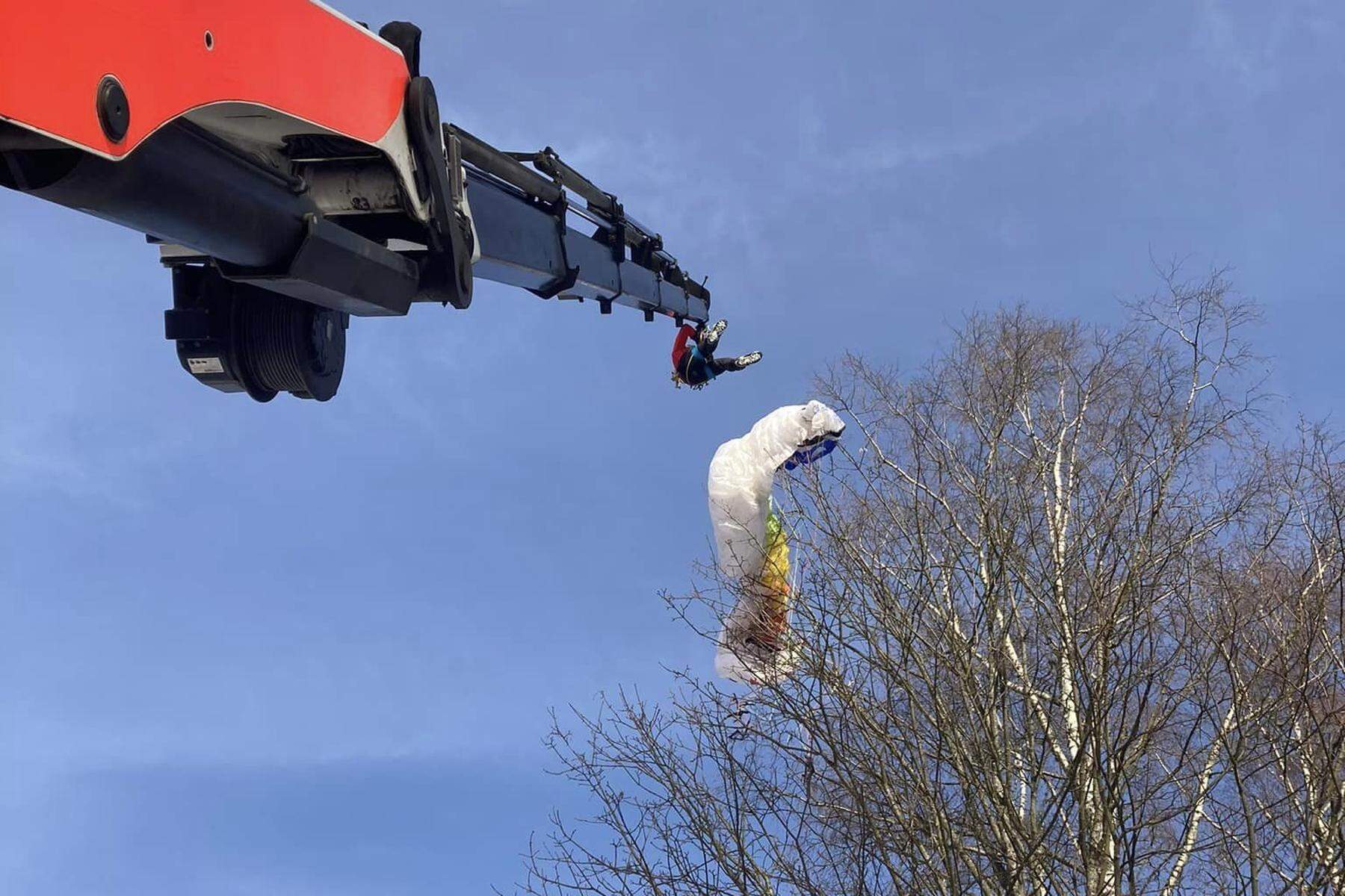 Einsatz in Kapfenberg | Gleitschirmpilotin musste aus Baum befreit werden