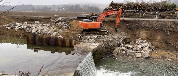 Neben der Stufe wird die Baugrube ausgehoben