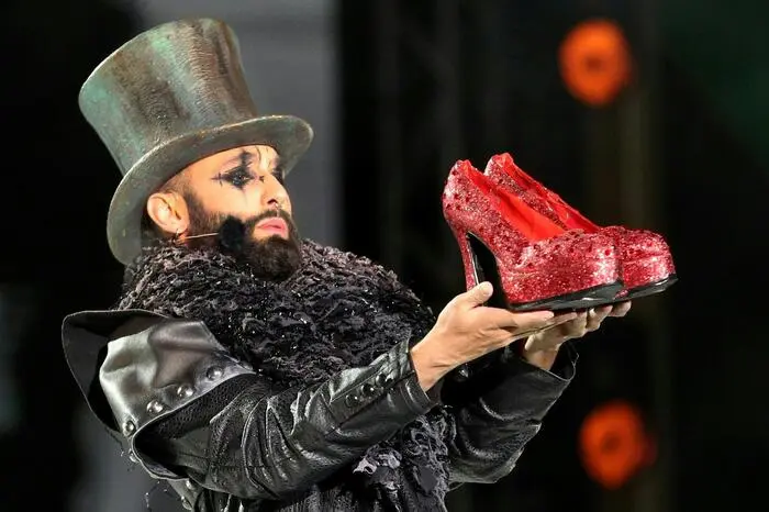 "Echte Magie, ist der Glaube, dass in allen Dingen Kräfte wohnen, derer wir uns bedienen könnten, wenn wir nur die richtigen Mittel hätten, wie zum Beispiel diese roten Schuhe", erklärte Wurst alias der Zirkusdirektor.