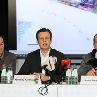 Von links: Bürgermeister Ernst Fischbacher, Sport-Landesrat Karlheinz Kornhäusl und WSV-Ramsau-Obmann Alois Stadlober