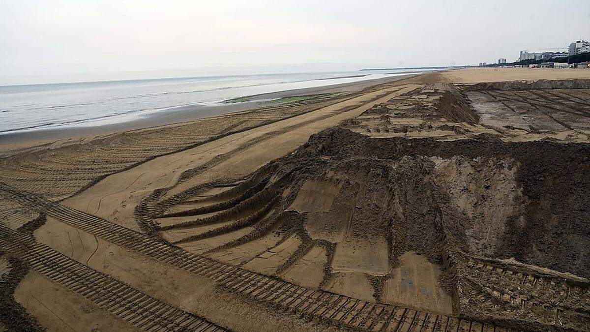 35.000 Kubikmeter Sand wurden im Winter aus Lignano Sabbiadoro und Pineta weggespült. Jetzt wird dieser zurückgeholt