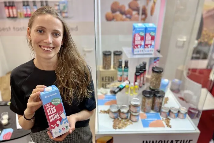 Großes Interesse herrscht auch um die Öle und Drinks aus Marillen- und Kirschkernen von "Kern-Tec"  aus Niederösterreich. Im Bild: Lena-Maria Stromberger