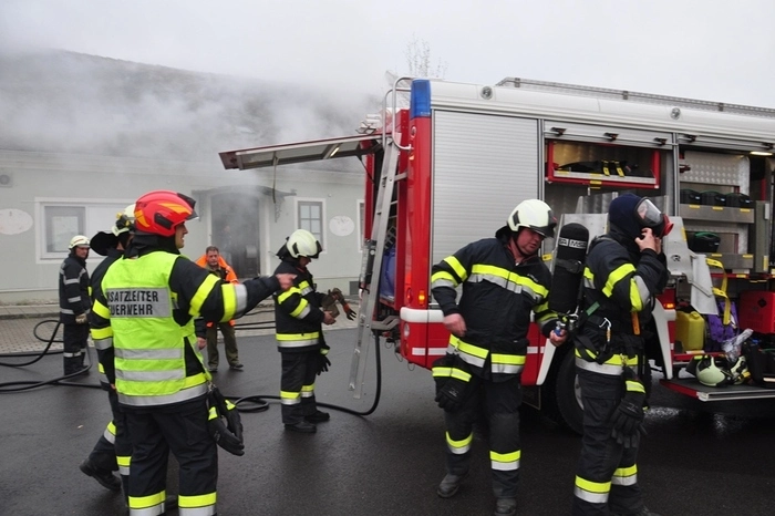 39 Feuerwehrmitglieder mit fünf Einsatzfahrzeugen, fünf Sanitäter des ÖRK der Ortsstelle Fehring mit zwei RTW sowie vier Exekutivbeamte haben im Rahmen der Schauübung das gemeinsame Vorgehen für den Ernstfall geprobt.