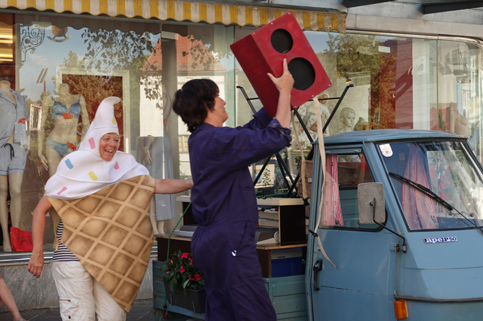 Das Grazer Mezzanin Theater mit Martina Kolbinger-Reiner und Hanni Westphal boten vor großer Zuschauerkulisse am Südtirolerplatz  "La vita mi piaggio" rund um den selbstgebauten Eiswagen. Am Ende gab es auch Gratiseis Kinder.