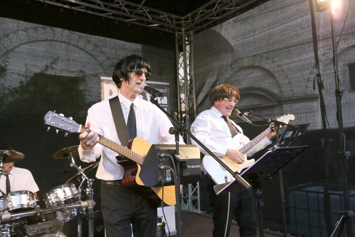 Klar, dass gleich von Beginn an bei den Hits „Back in the USSR“, „All you need is love“ oder „Let it be“ die Besucher auf Schloss Straßburg nicht mehr auf den Sitzen zu halten waren. 