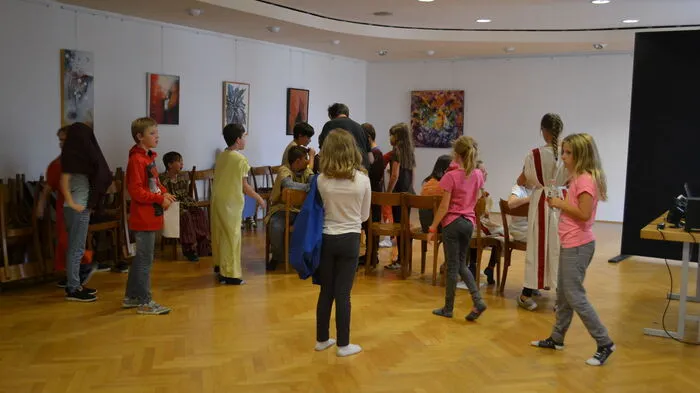 Klicken Sie sich durch die Bilder der Proben für das Stück "Kalt, kelter, Kelten" der Kindertheatergruppe Tribühne Hartberg Kids!