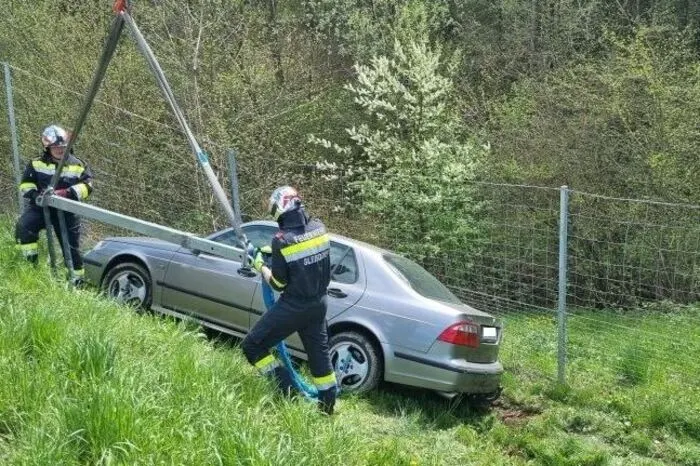 Bei der Auffahrt Gleisdorf Süd in Fahrtrichtung Graz war ein Pkw mit Anhänger aus ungeklärter Ursache von der Fahrbahn abgekommen.