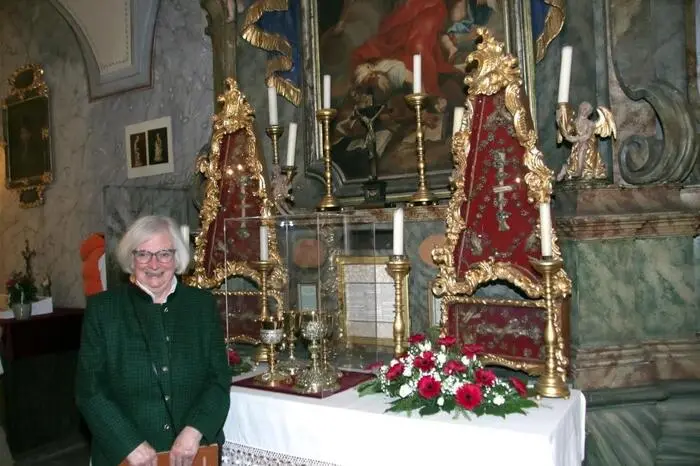 In der Schatzkammer war Gerlinde Edler gefragt, sie zeigte die zahlreichen, kostbaren Kleider, welche im Laufe der Jahrhunderte für die Lankowitzer Gnadenstatue der Mutter Gottes angefertigt wurden. So auch das originale Marienkleid aus dem Jahre 1433.