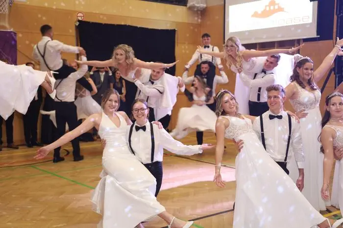 Beim Höhepunkt des Abends – der Polonaise –  zeigten die Tanzpaare eine Bühnenshow mit zahlreichen Hebefiguren.