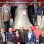 Dechant Weingartmann mit Pfarrgemeinderäten und interessierten Feldbachern beim Eintreffen der Glocken