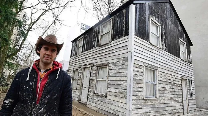 US-Künstler Ryan Mendoza vor dem Rosa-Parks-Haus