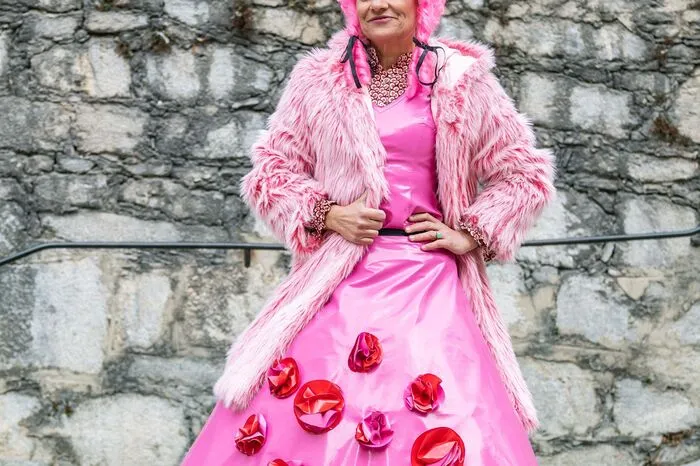 Sigrid Maurer ist eine knallpinke Mischung aus Marge Simpson und Barbie („Ich nenne es La Vie en rose“) ...