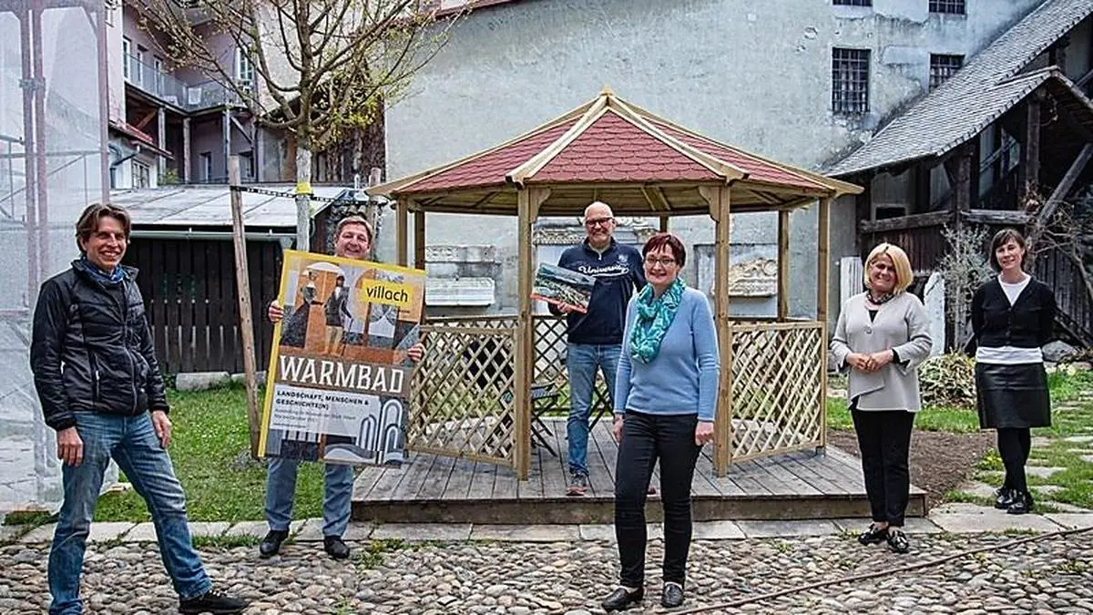 Bürgermeister Günther Albel und Kulturreferentin Vizebürgermeisterin Gerda Sandriesser mit Ausstellungsgestalter Wolfgang Daborer (Mitte hinten), Erik Dobat von Edufilm (links) sowie Sandra Bertel (Mitte vorn) und Mona Waldner vom Museumsteam.