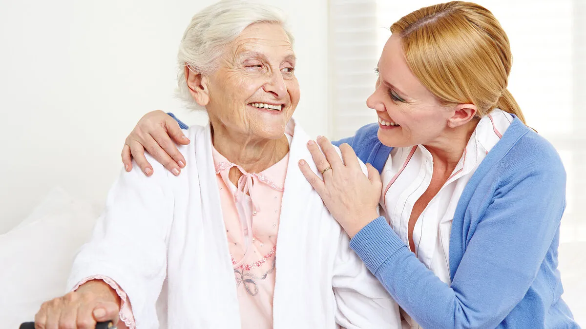 Betreutes Wohnen in einer Wohngemeinschaft kann für Senioren eine gute Alternative zum Altenheim sein. Das große Plus: Bei Problemen steht ein Betreuer zur Seite