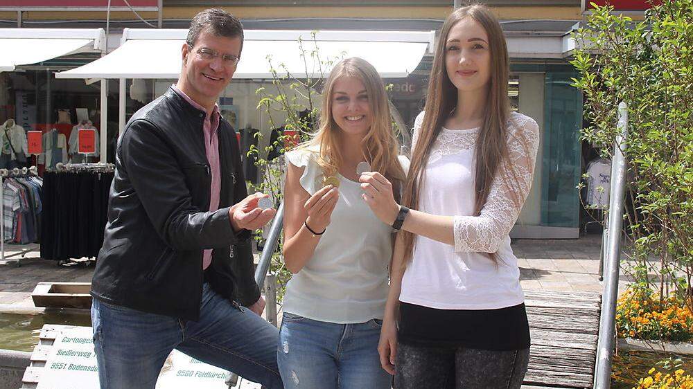 Heinz Breschan kann sich eine Regionalwährung für Feldkirchen feststellen. Sabrina Allesch (Mitte) und Larissa Koch befassten sich damit in ihrer Diplomarbeit 