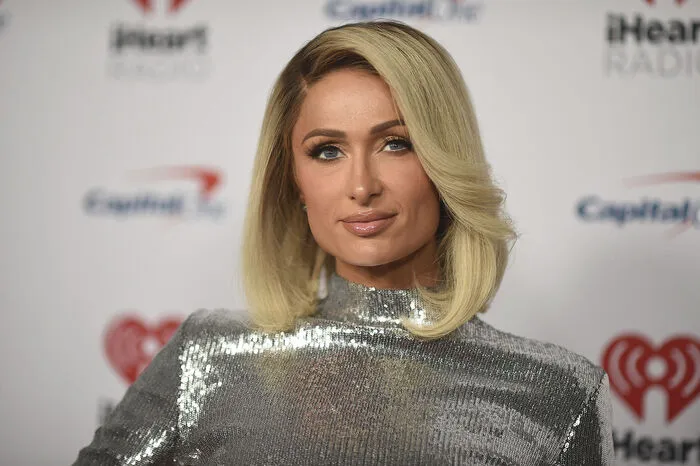 2023 gab Paris Hilton bekannt, Mama eines kleinen Sohnes geworden zu sein. Bilder des It-Girls mit kugelrundem Babybauch gab es davor allerdings keine – kein Wunder: Der Kleine ist von einer Leihmutter auf die Welt gebracht worden. Mittlerweile ist die Hotel-Erbin glückliche Zweifach-Mama, eine Leihmutter hat Tochter London ausgetragen.