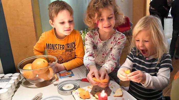 Gabriel, Emilia und Lina bei der Station "Orangenfeuerwerk"