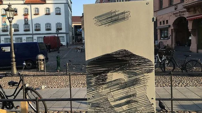 In Wittenbergs Innenstadt ist das Konterfei des großen Reformators Martin Luther allgegenwärtig. Hier zum Beispiel in einer Ausstellung von Schülern und Studenten in der Fußgängerzone.