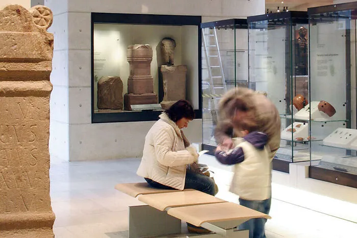 Für viele Sehenswürdigkeiten in Edinburgh bezahlt man keinen Eintritt. Unbedingt erkunden sollte man das National Museum of Scotland (Bild): Hier begeistert etwa eine Ausstellung über Dolly, das erste geklonte Schaf. Auch die Scottish National Gallery mit vielen kostenfreien Führungen, Veranstaltungen und Workshops lohnt einen Besuch. Das Writers’ Museum zählt ebenso zum kulturellen Pflichtprogramm und konzentriert sich auf die berühmten Autoren Sir Walter Scott, Robert Louis Stevenson und Robert Burns.