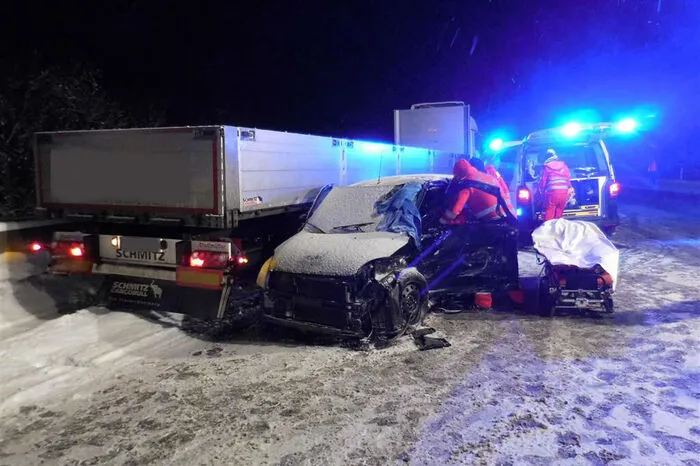 Ein Pkw und ein Lkw kollidierten auf der schneeglatten Fahrbahn.