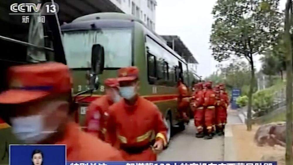 Bilder aus dem chinesischen Fernsehen: Rettungskräfte machen sich auf den Weg zur Absturzstelle.