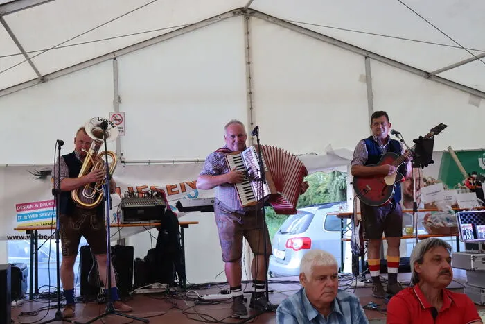 "Sepp und die Powerbuam" sorgten im Festzelt für die musikalische Unterhaltung.