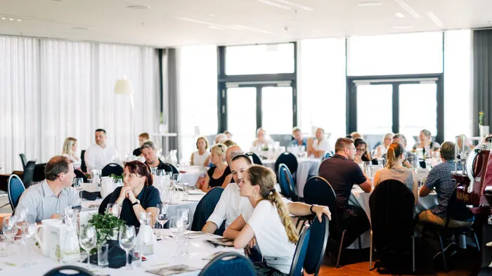 Diese Woche fand über den Dächern von Graz bei Traumwetter der 2. Winzerstammtisch der Kleinen Zeitung statt. 