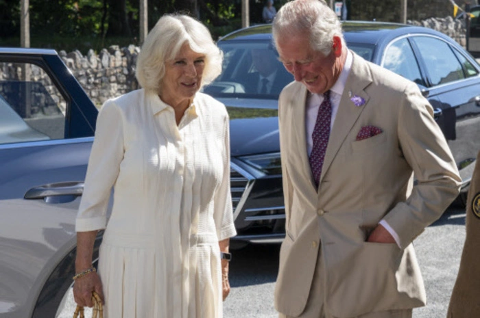 In der Ehe lief es scheinbar davor schon gar nicht rund: 1996 kam es zur Scheidung zwischen Prinz Charles und Diana. Bereits sieben Jahre davor drang ein sehr unangenehmes Telefonat des Prinzen mit Camilla an die Öffentlichkeit. 