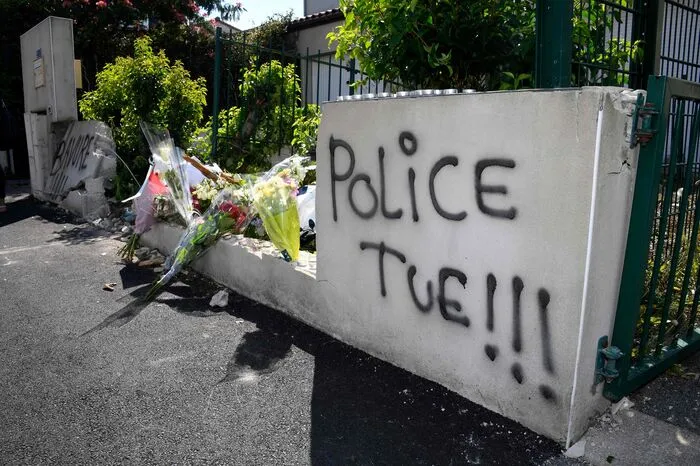 Der Polizist hat mittlerweile gestanden, eine Falschaussage gemacht zu haben. Er ist nun wegen "mutwilliger Gewalt" in Polizeigewahrsam. Am Ort des Verbrechens hat jemand "Polizei tötet" geschrieben.
