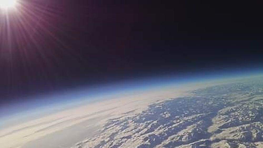 Mit einer Kamera ausgestattet befand sich der Stratosphärenballon in rund 30.000 Metern Höhe