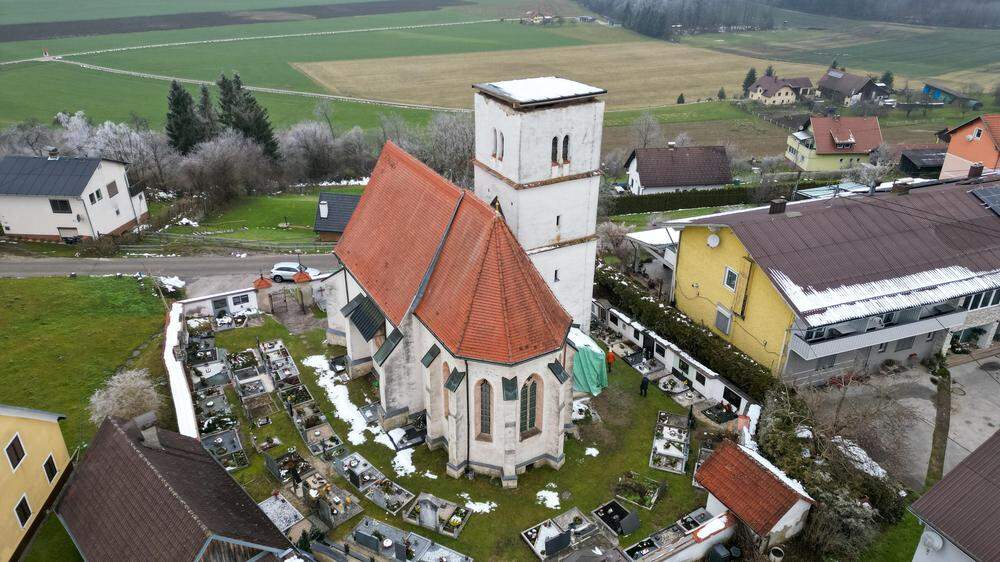 Der Kirchturm in St. Marxen in der Marktgemeinde Eberndorf in Kärnten wurde durch die heftigen Unwetter schwer beschädigt