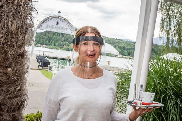 Servieren mit Visier beim Promenadenstrandhotel Marolt.