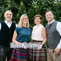 Giuseppe Perna, seine Frau Astrid Perna-Benzinger sowie Alexandra und Markus Lientscher (von links) bilden seit 2002 ein kongeniales Quartett und organisieren gemeinsam das „Aufsteirern“.